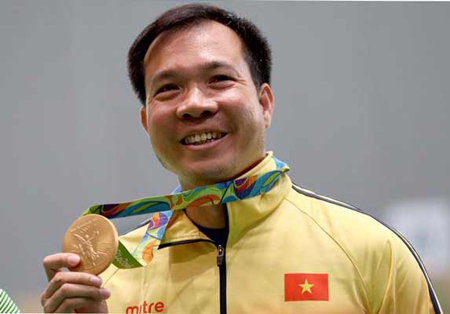 Xạ thủ Hoàng Xuân Vinh trên bục nhận Huy chương Vàng Olympic 2016.
